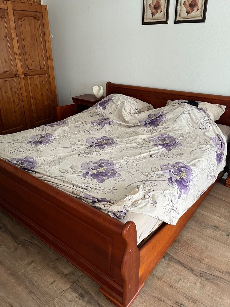 Bed met bijpassende nachtkastjes en kledingkast, Ophalen, Gebruikt, Bruin, Grenen