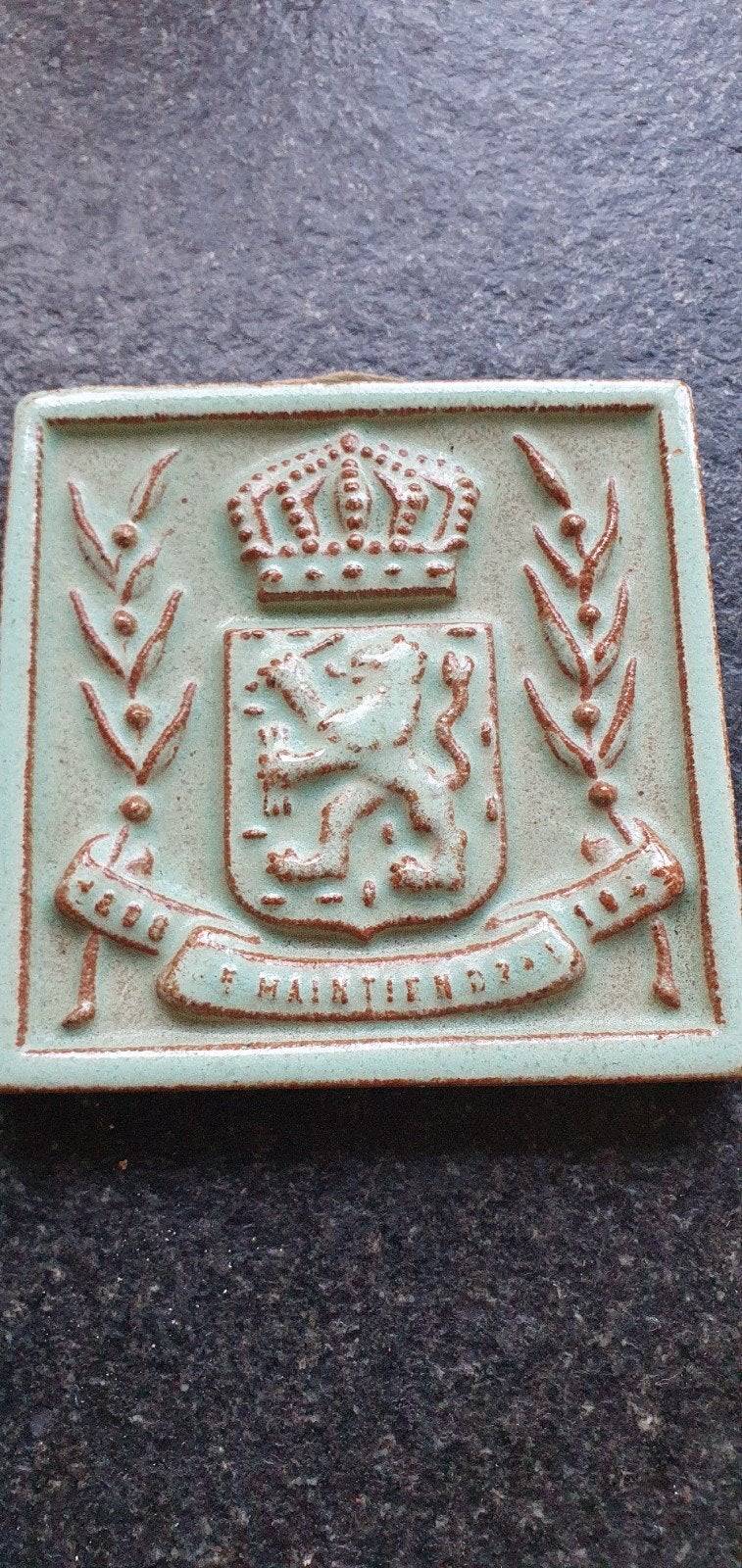 Cloisonne tegel westraven Je Maintiendrai, Antiek en Kunst, Antiek | Wandborden en Tegels, Ophalen of Verzenden