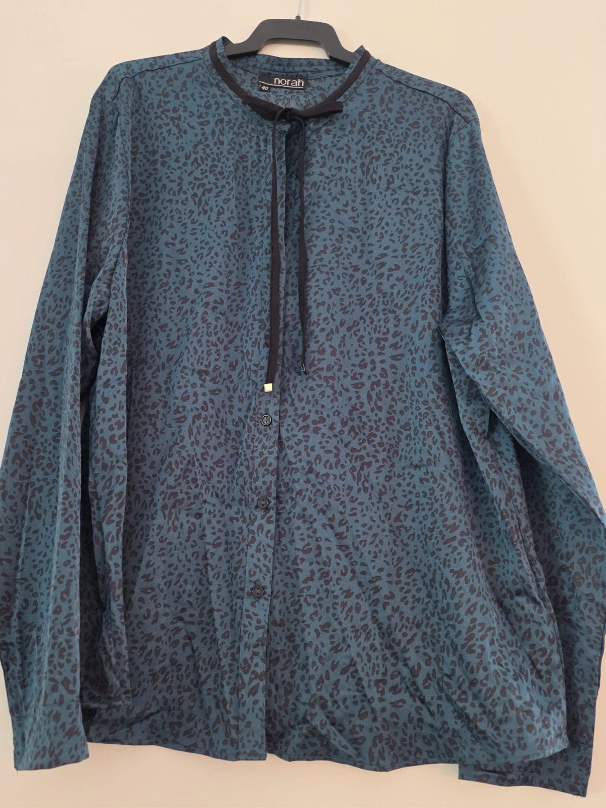 Stijlvolle Norah Panterprint Blouse met Strikkoord – Maat 40, Maat 38/40 (M), Meerkleurig, Nieuw, Ophalen of Verzenden