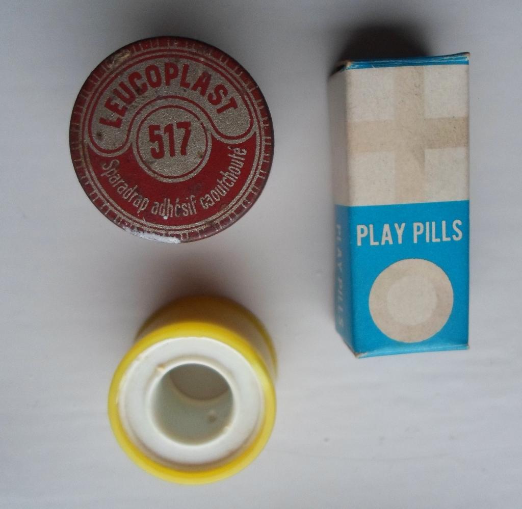 Oud blikkendoosje Leukoplast en plastic doosje met rolletje., Ophalen of Verzenden