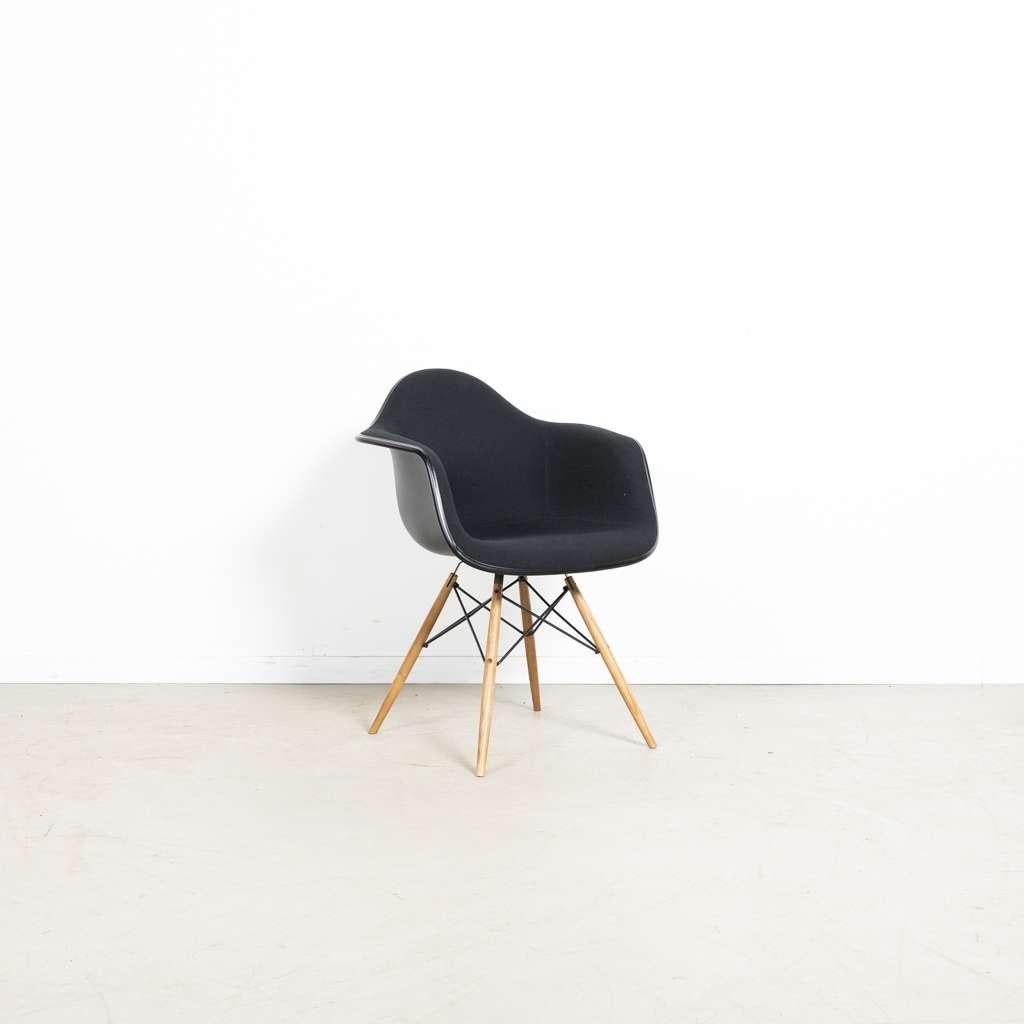 18x Vitra Eames DAW Stoel Zwart Stof/Kunststof - Hout