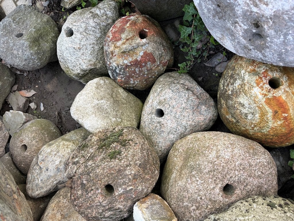 Zwerfkeien met gat - Borrelsteen, Ophalen, Nieuw, Hardsteen, Waterornament