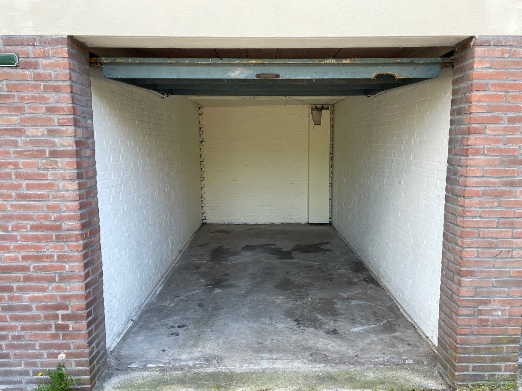 Te huur Ruime garagebox Oegstgeest / vlakbij Leiden 15,4 M², Zuid-Holland