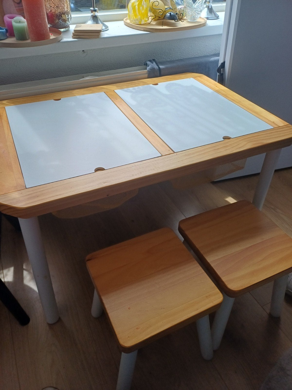Knutseltafel met krukjes, Ophalen
