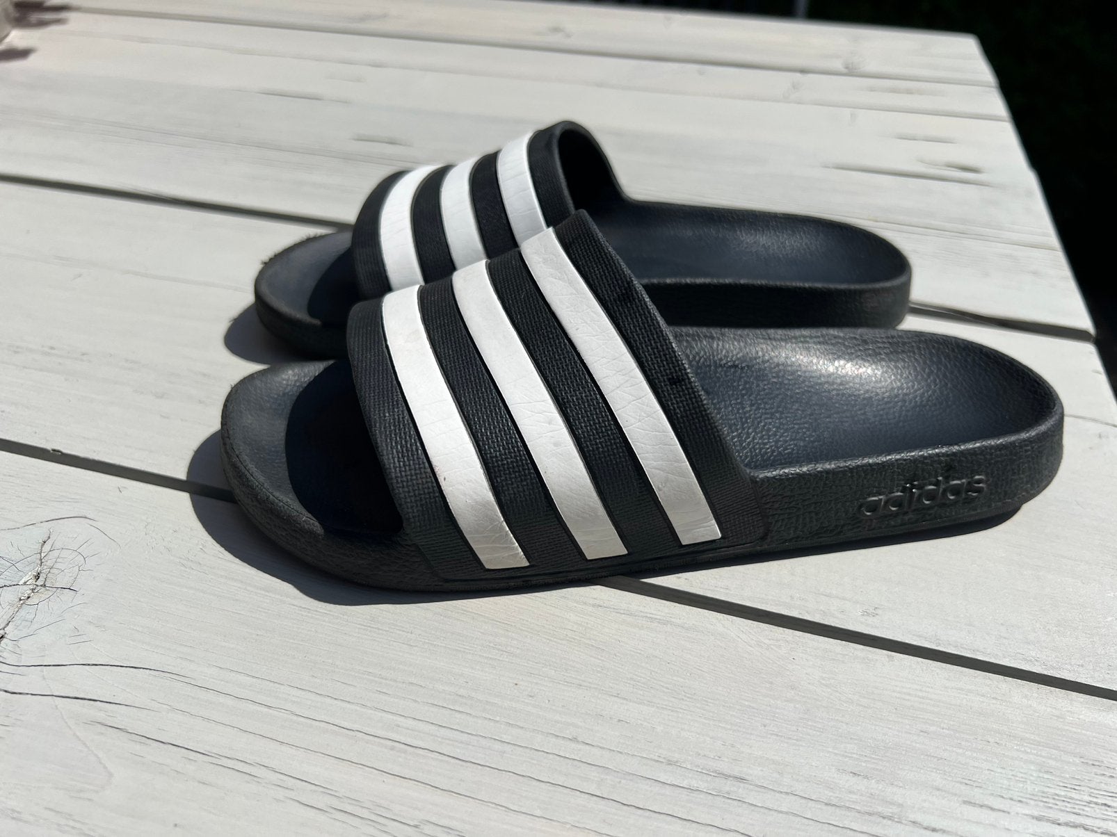 Zwarte Adidas slippers maat 7 (40 2/3), Slippers, Zwart, Ophalen of Verzenden, Zo goed als nieuw