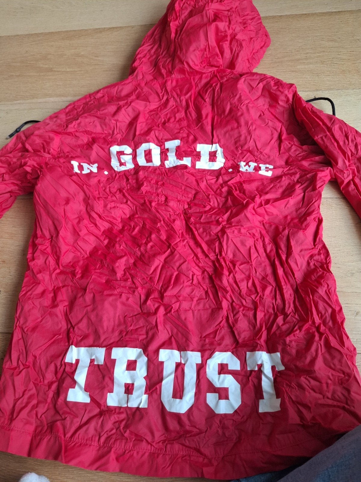 In Gold We Trust regenjas windjack maat M rood, Maat 38/40 (M), Ophalen of Verzenden, In Gold We Trust, Gedragen