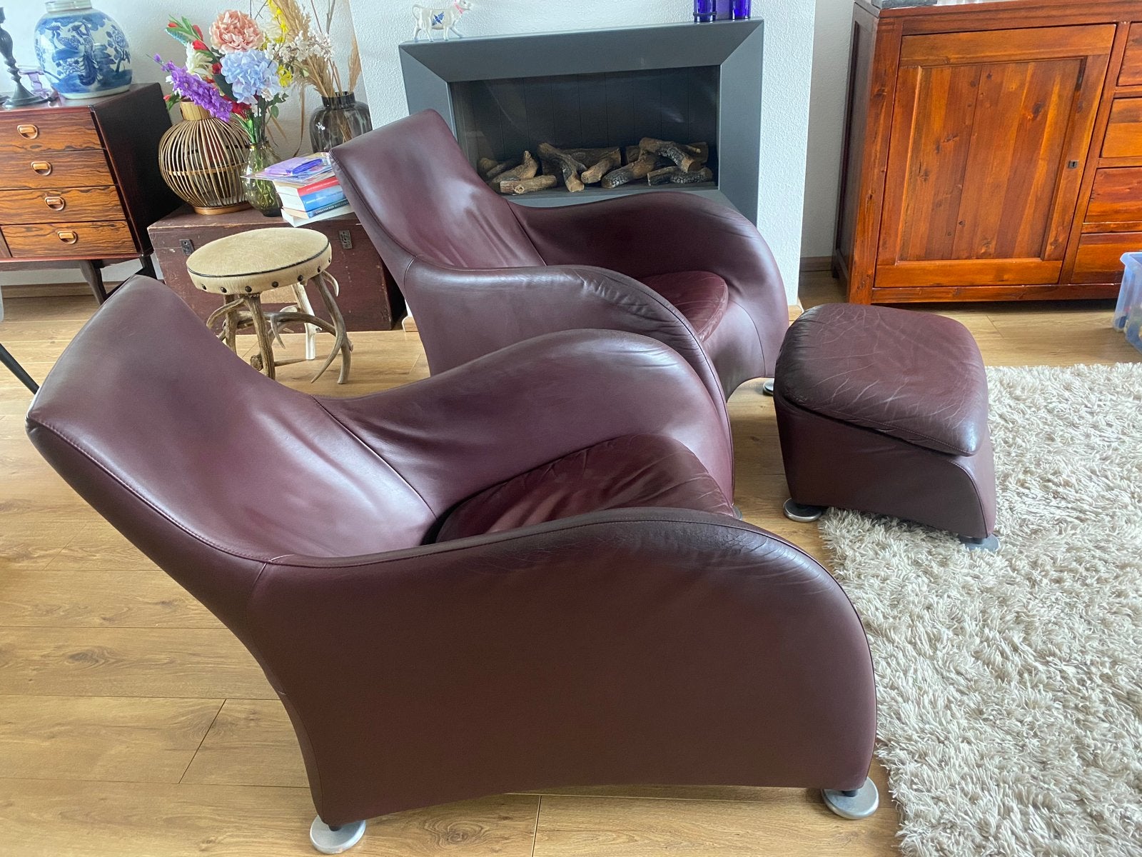 2 Montis Loge fauteuils met voetenbank aubergine leder, Huis en Inrichting, Fauteuils, Ophalen, Gebruikt, Leer, 75 tot 100 cm