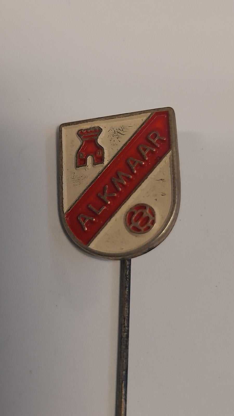 Vintage AZ Alkmaar Speldje - Voetbalclub Pin, Verzamelen, Speldjes, Pins en Buttons, Verzenden, Gebruikt, Sport, Speldje of Pin