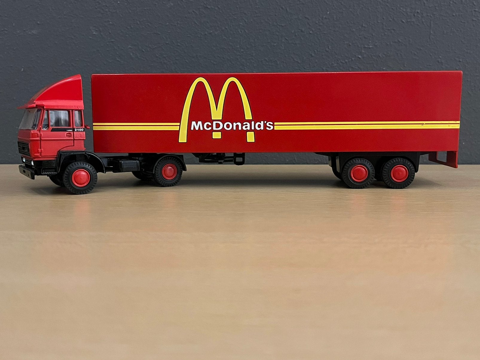 Lion Car DAF F 2100  McDonald’s, Hobby en Vrije tijd, Modelauto's | 1:50, Ophalen of Verzenden, Nieuw, Bus of Vrachtwagen, Lion Toys