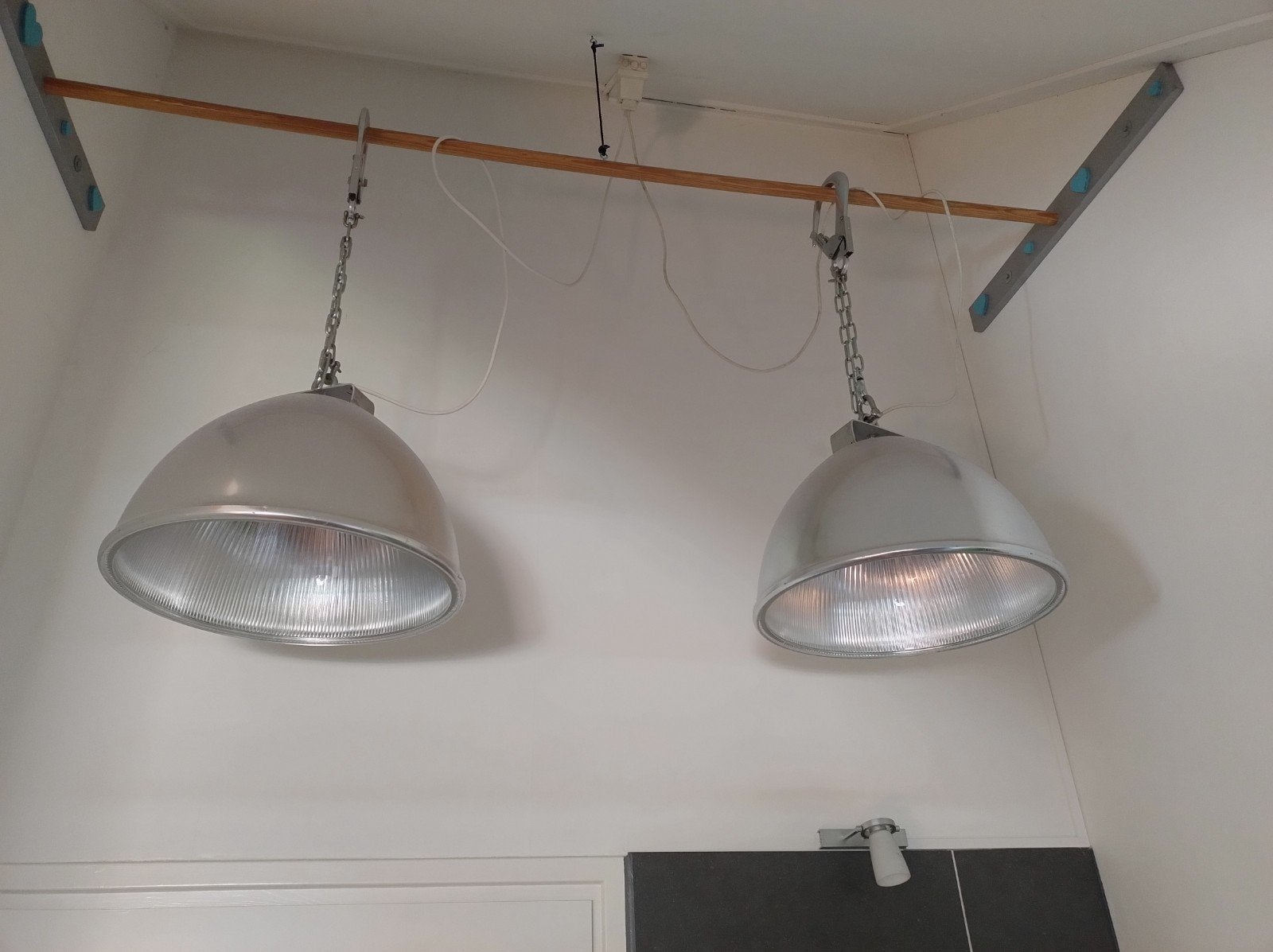 Twee industriële hanglampen, diameter 47 cm, Huis en Inrichting, Gebruikt, Glas, Industrieel, E27 (groot)