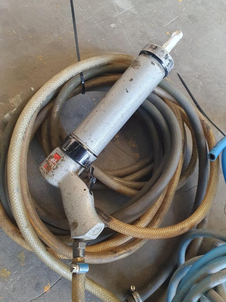 Pneumatische kitspuit met luchtslangen en koppelingen, Doe-het-zelf en Verbouw, Gereedschap | Handgereedschap, Ophalen of Verzenden