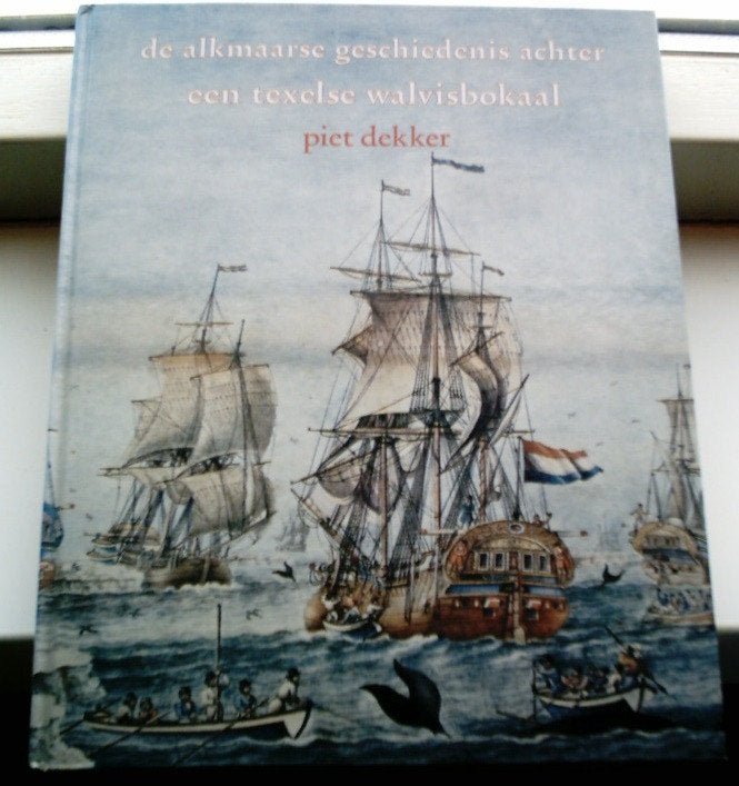 De Alkmaarse geschiedenis achter een Texelse walvisbokaal., Ophalen of Verzenden, Zo goed als nieuw