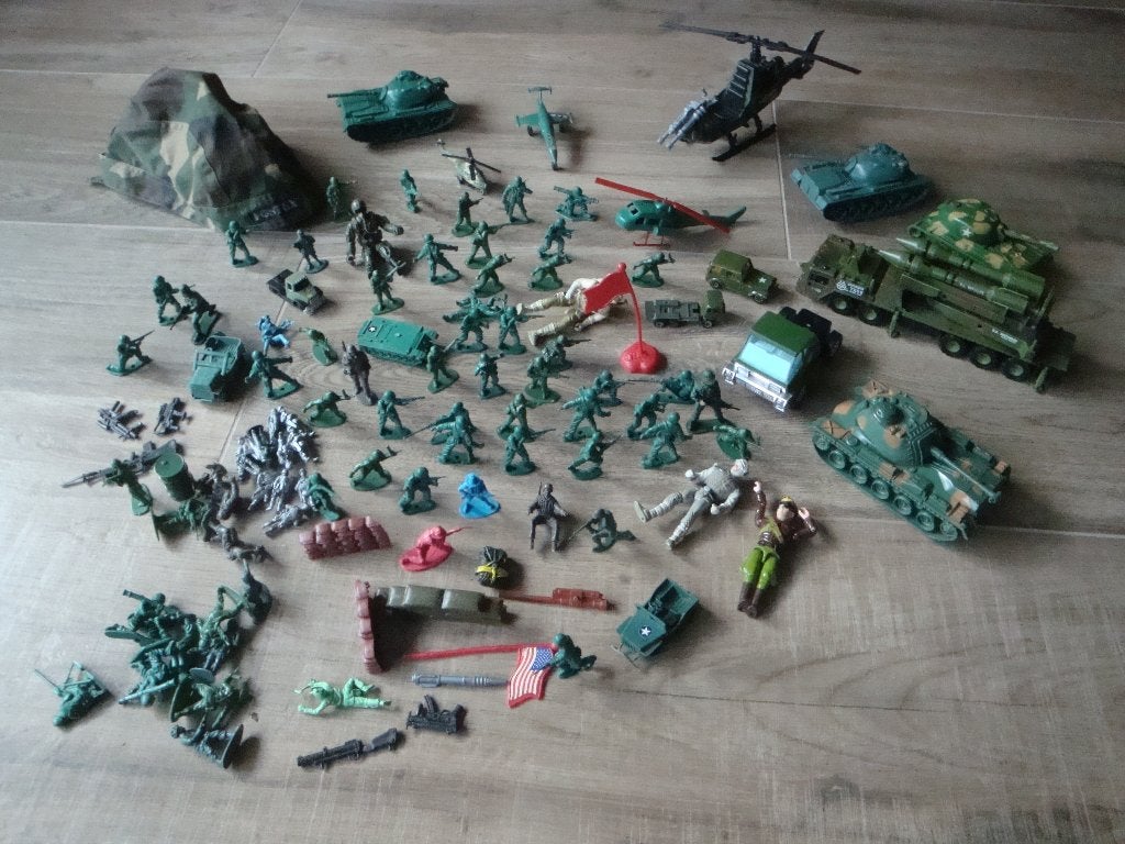 Verschillende legerfiguren en onderdelen, o.a. tanks, auto's, Ophalen of Verzenden, Gebruikt