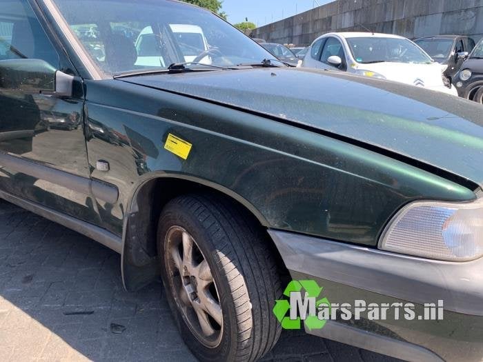 Scherm rechts-voor van een Volvo V70, Gebruikt, -, -, Ophalen of Verzenden