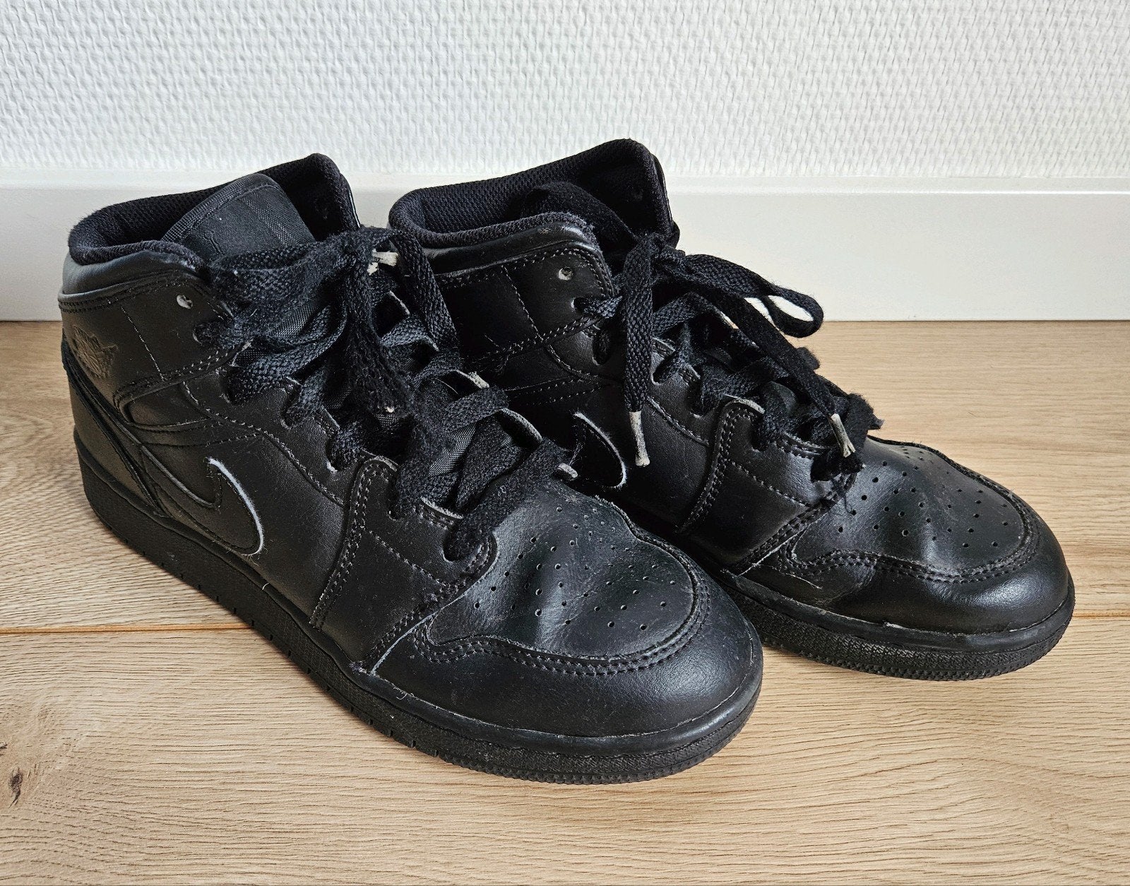 Nike Jordan 1 mid  (medium high) maat 38,5, Kinderen en Baby's, Jongen of Meisje, Schoenen, Ophalen of Verzenden, Zo goed als nieuw