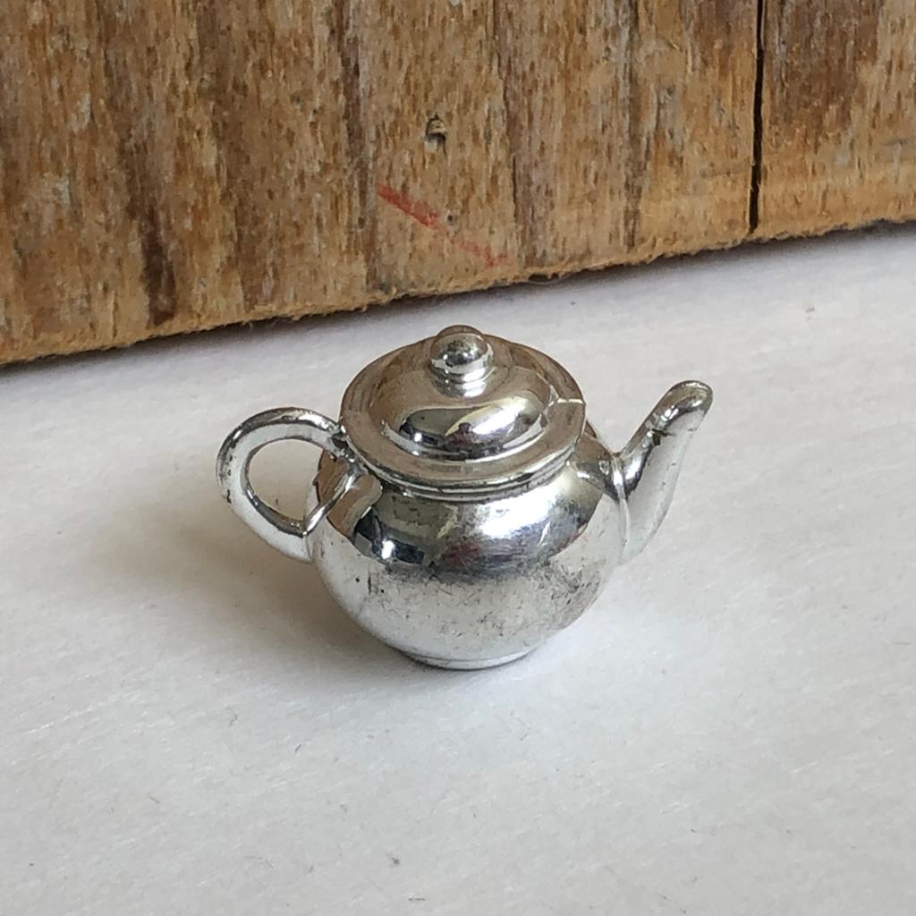 Zilverkleurige theepot voor Barbie keuken, Ophalen of Verzenden, Zo goed als nieuw, Toebehoren