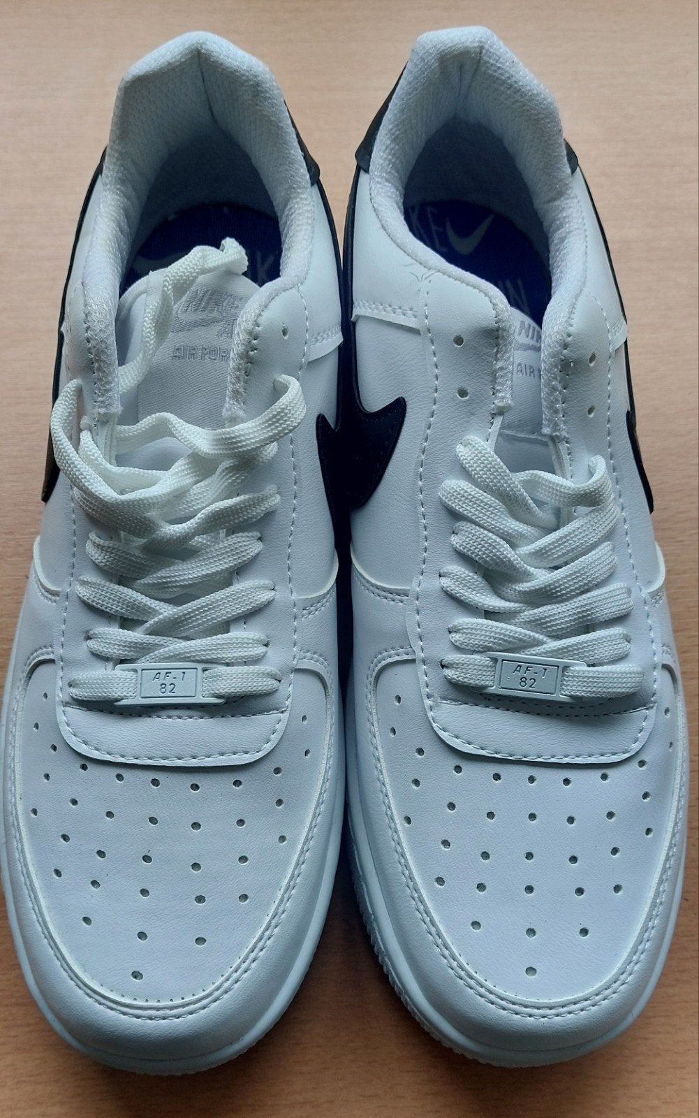 Sport schoenen NEW, Zwart, Nieuw, Ophalen of Verzenden, Sneakers of Gympen
