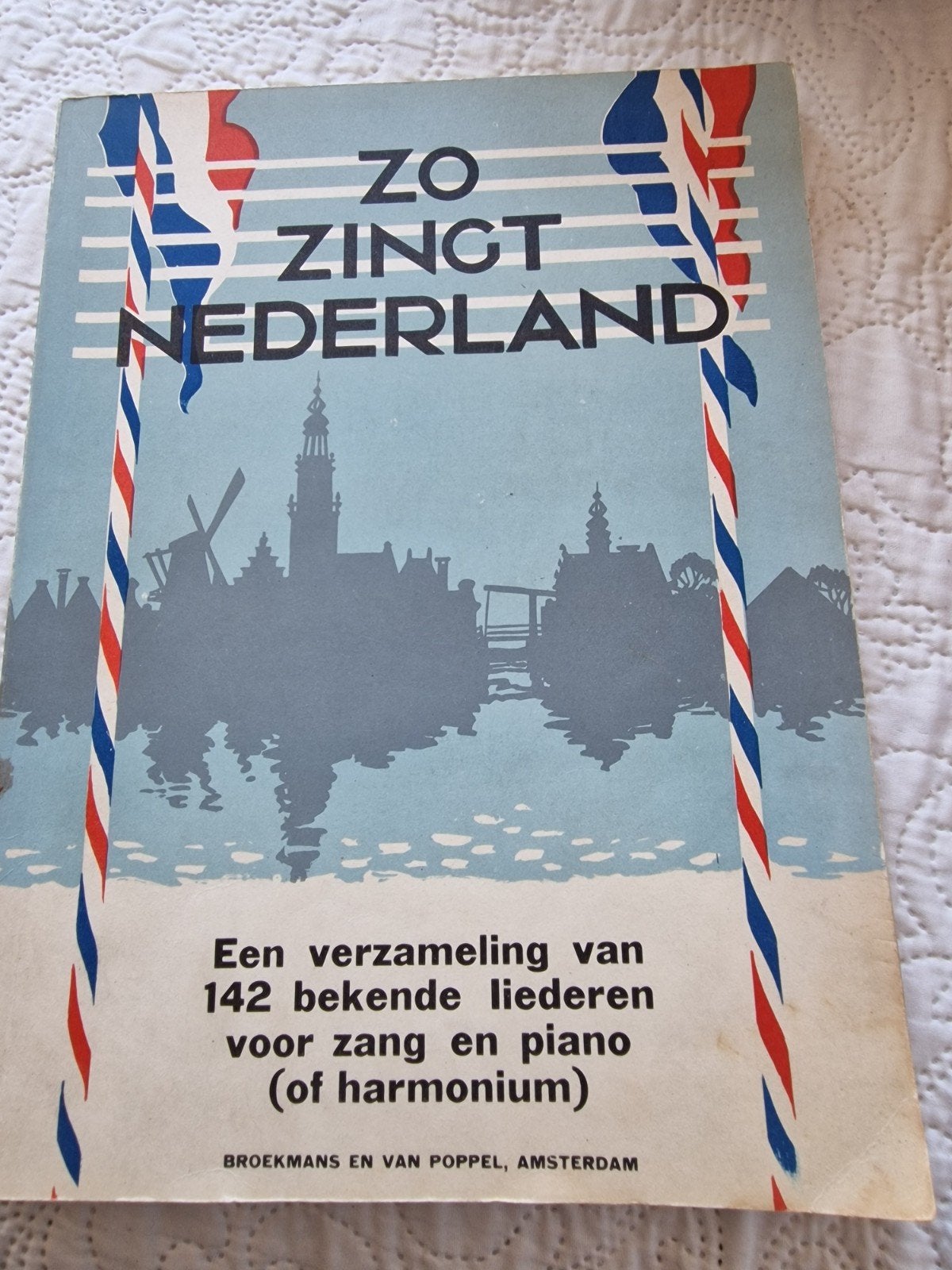 Zo Zingt Nederland - 142 bekende liederen voor zang en piano, Gebruikt, Ophalen of Verzenden, Thema, Overige instrumenten