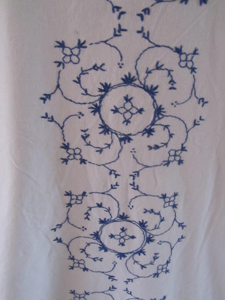 Blauw saks tafelkleed/tafellaken geborduurd  215/140, Verzenden, Zo goed als nieuw, Rechthoek, Binnen