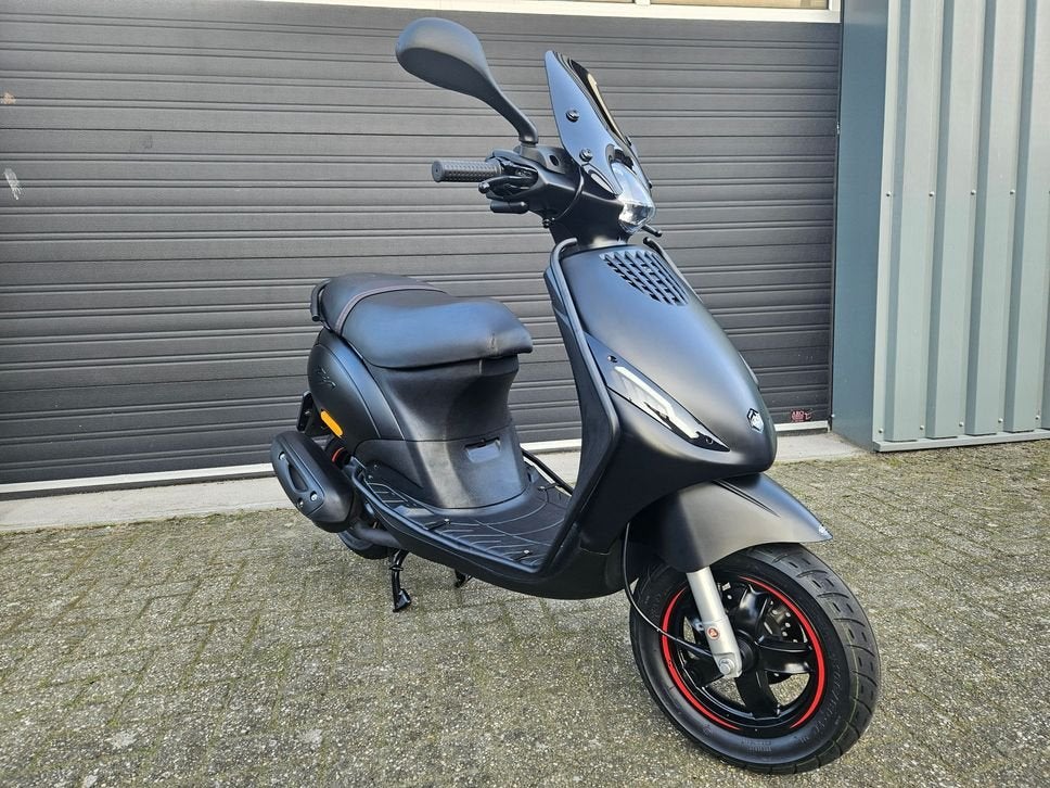 PIAGGIO ZIP 4T E5 BROM 2023 MAT ZWART 3295 KM + OPTIES!, Onbekend, Ophalen of Verzenden, Zo goed als nieuw, Onbekend