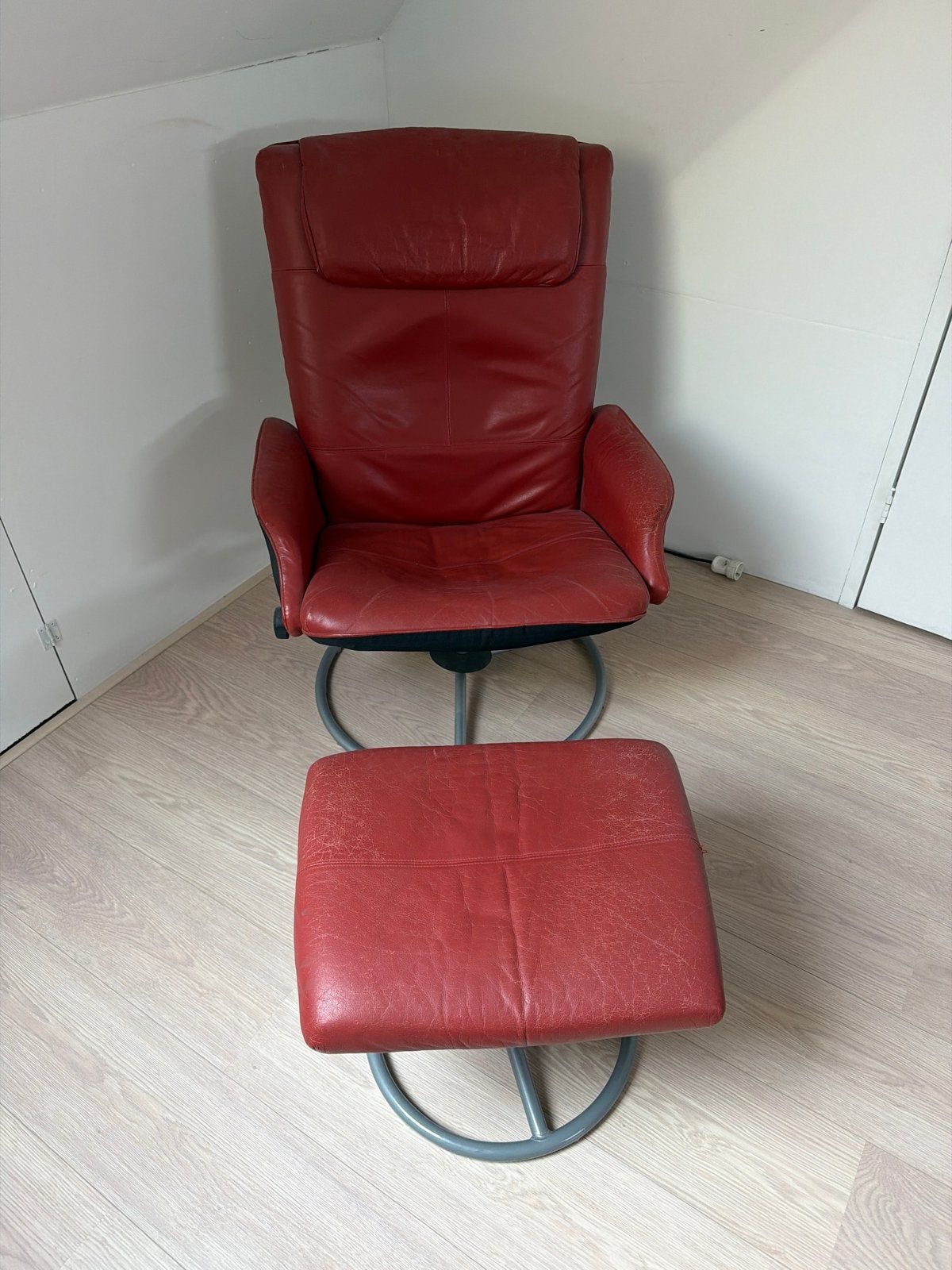 Rode leren relaxfauteuil met voetenbank, Ophalen, Gebruikt, 50 tot 75 cm, Leer