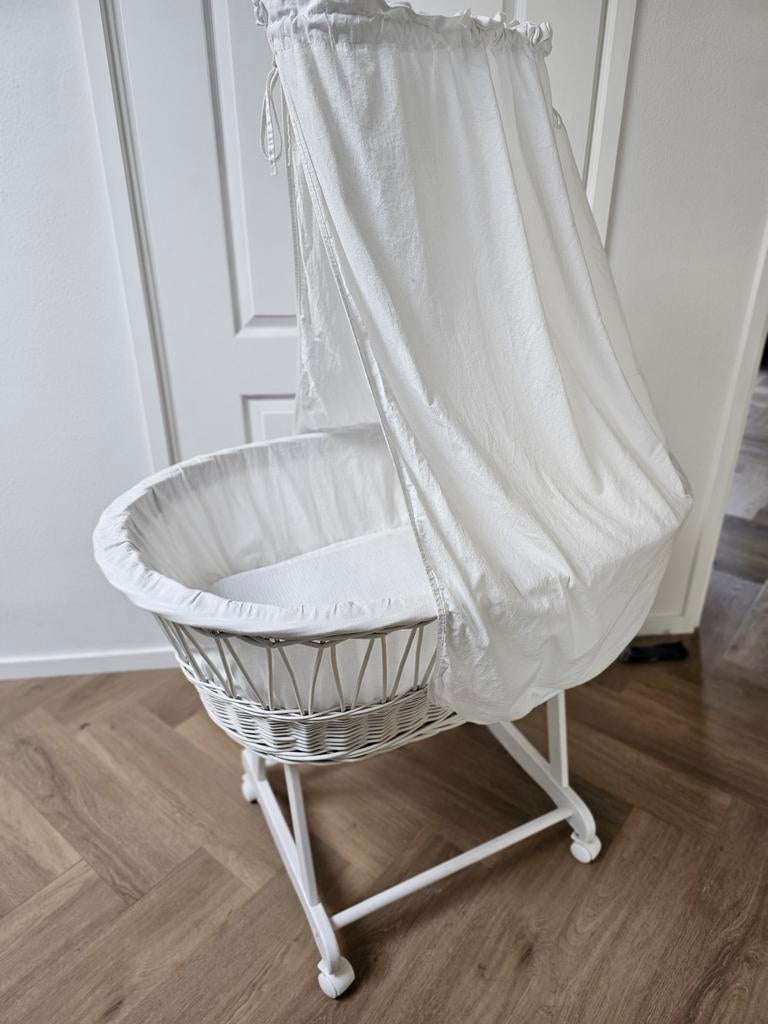 Rotan Mamaloes wiegje met matras en aerosleep, Ophalen, Zo goed als nieuw, Wieg