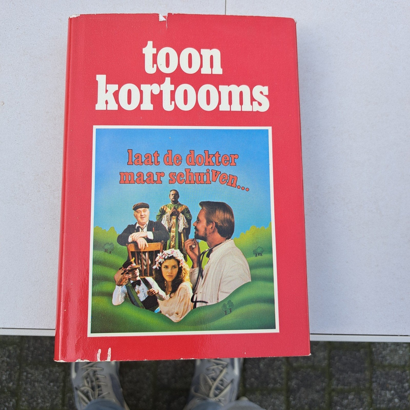 Laat de dokter maar schuiven. van Toon Kortooms., Ophalen of Verzenden, Zo goed als nieuw, Noord-Brabant