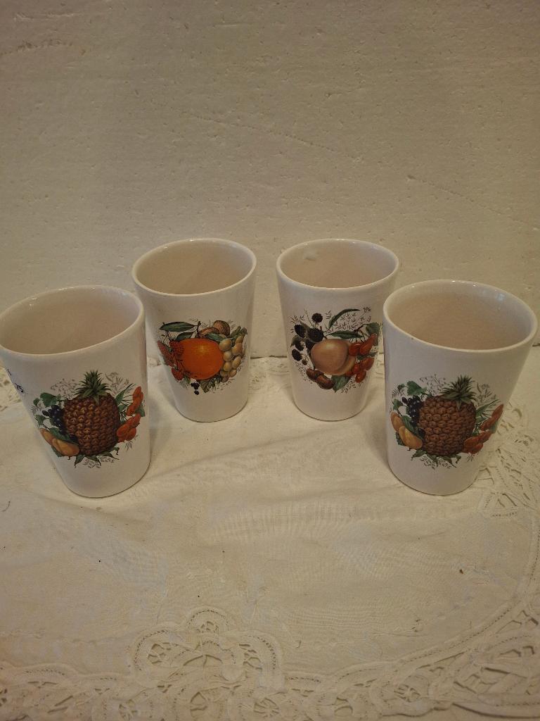 Frankton Tegelen - 4 aardewerk bekers met fruitmotieven, Ophalen of Verzenden