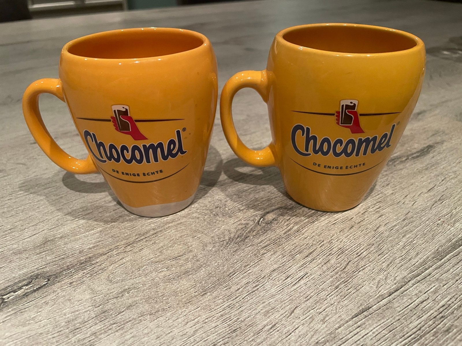 Chocomel mokken - Set van 2, Geel, Ophalen of Verzenden, Steen/keramiek, Overige merken