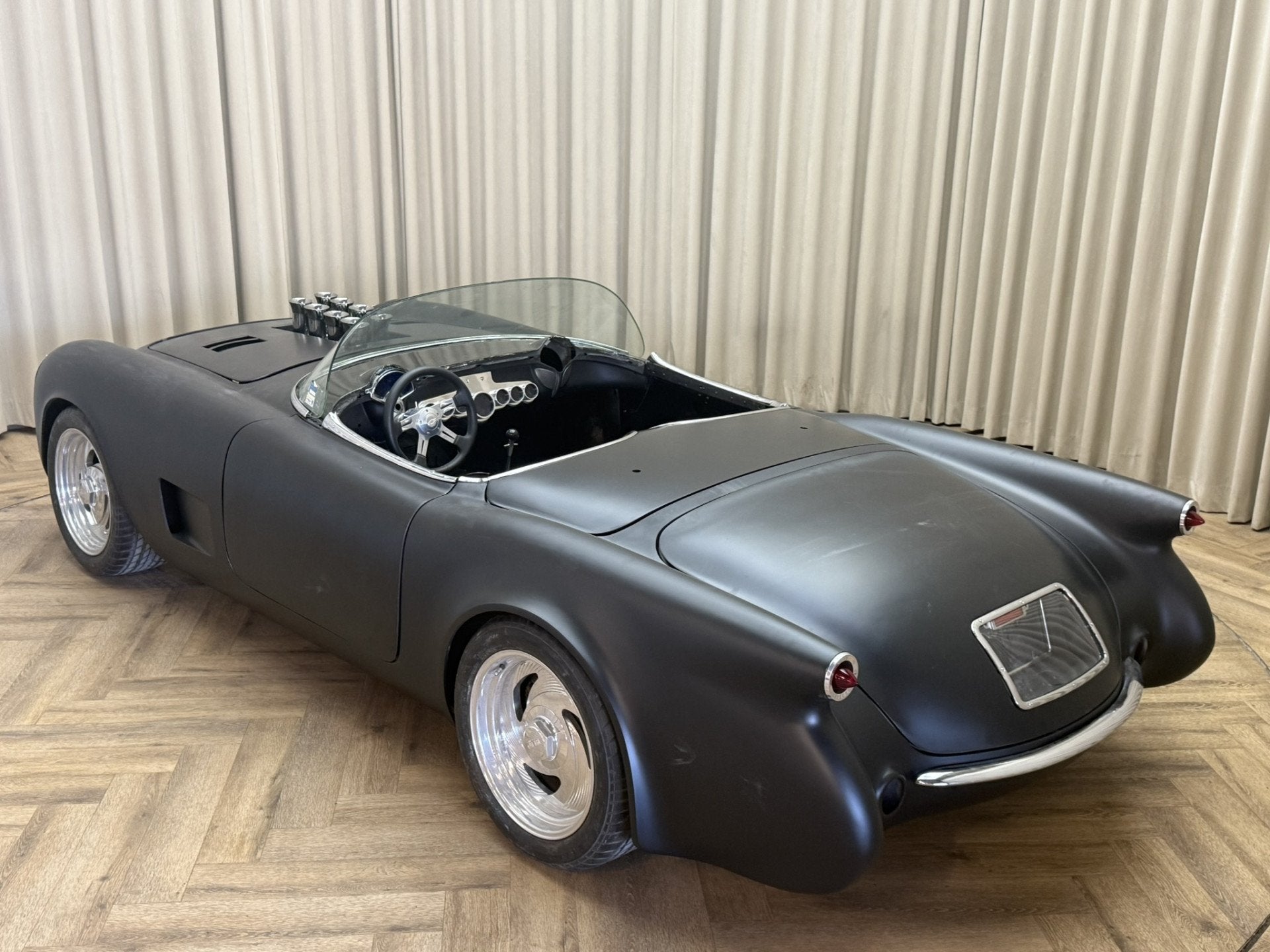 Chevrolet Corvette C1 RESTOMOD / 524Ci (7,5L) / Wilwood / Hi, Automaat, Wit, 2 stoelen, Geïmporteerd