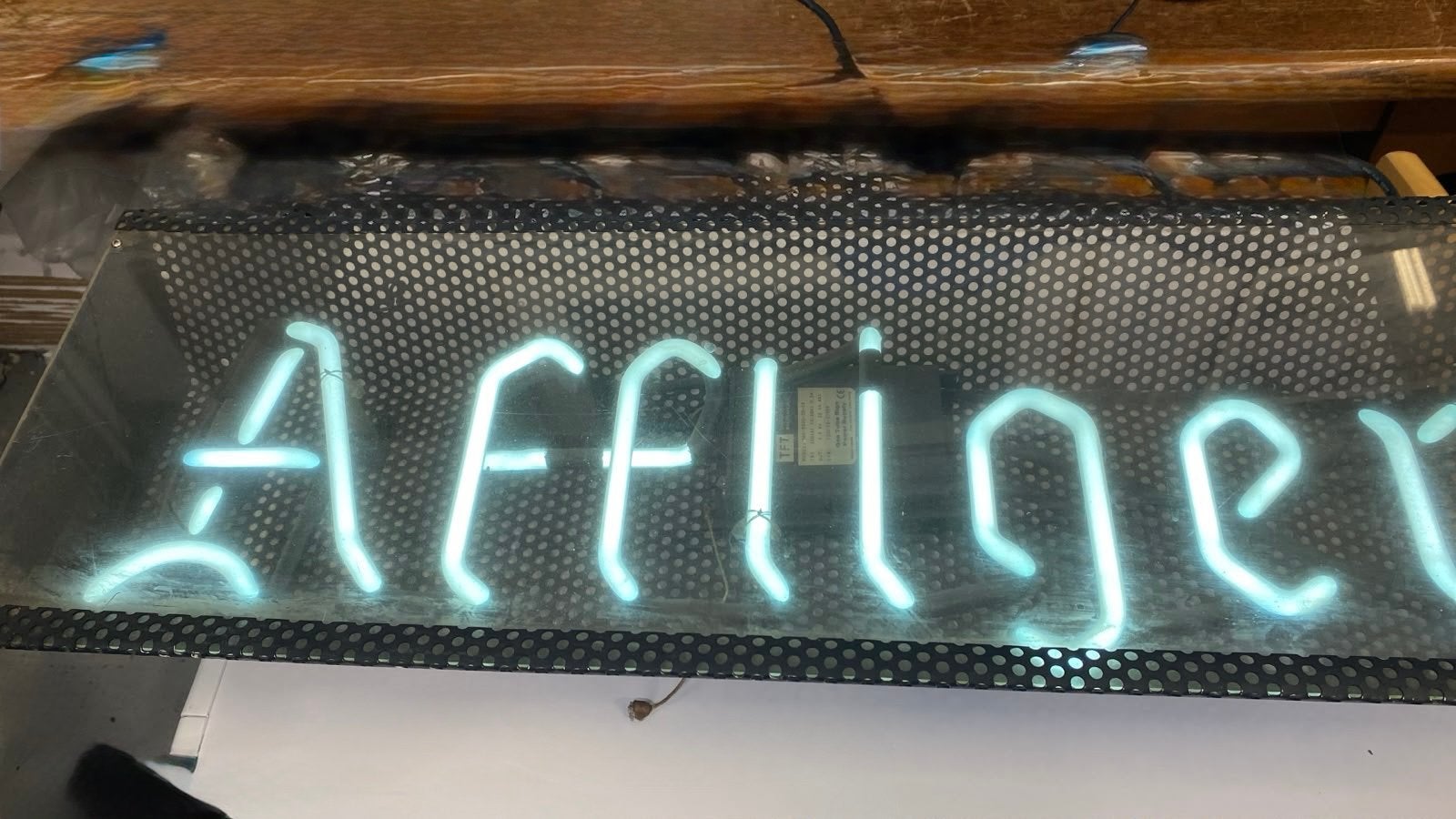 Neon, reclame, lichtreclame, Verzamelen, Merken en Reclamevoorwerpen, Ophalen, Lichtbak of (neon) lamp