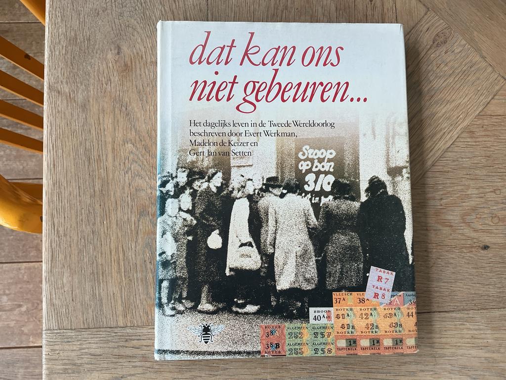 Dat kan ons niet gebeuren... - Dagelijks leven WOII, Ophalen of Verzenden, Zo goed als nieuw