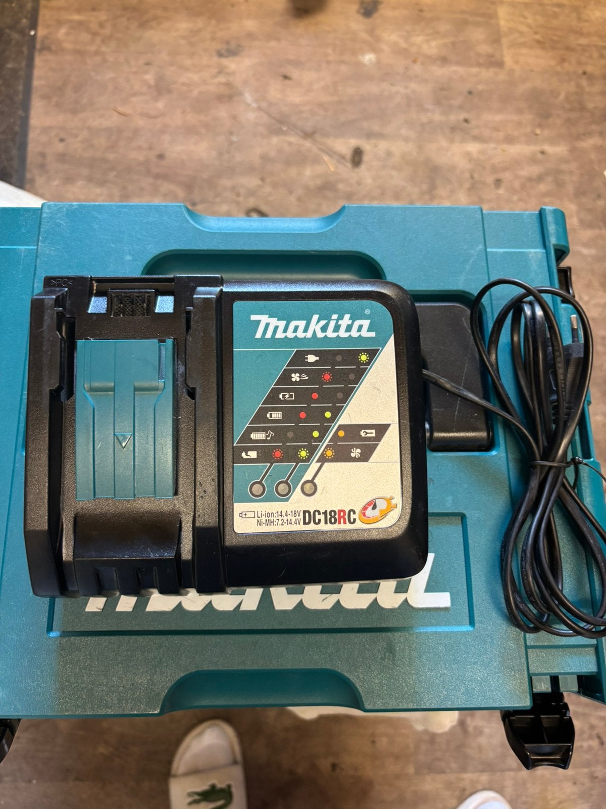 Makita accu oplader, Doe-het-zelf en Verbouw, Gereedschap | Machine-onderdelen en Toebehoren, Ophalen of Verzenden, Zo goed als nieuw