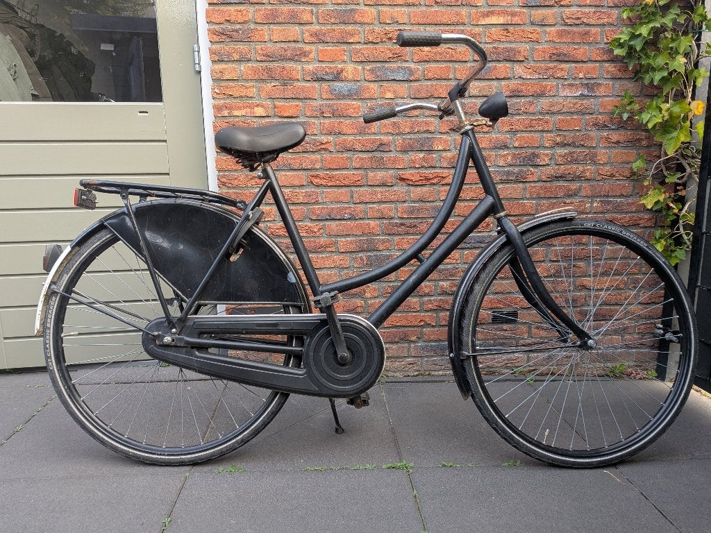 Foto 2 van Stevige Zwarte Omafiets / Stadsfiets – Framemaat 57 cm
