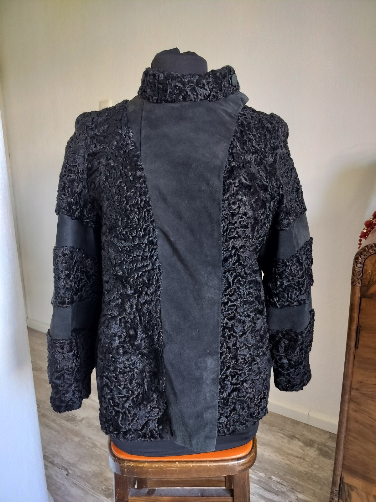 Vintage astrakan/suède jas, Kleding | Dames, Jassen | Winter, Zo goed als nieuw, Maat 38/40 (M), Zwart, Ophalen of Verzenden