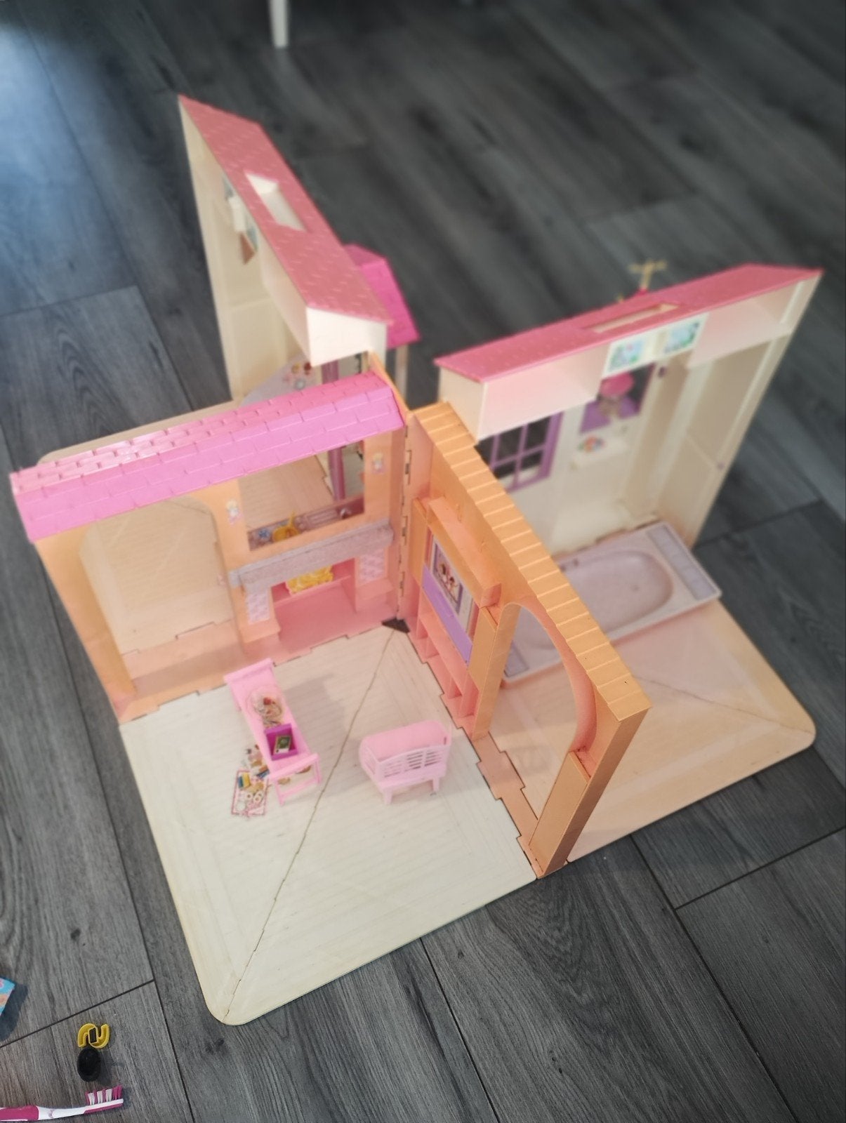 Barbie Vintage Poppenhuis - Opvouwbaar en draagbaar ., Kinderen en Baby's, Speelgoed | Poppenhuizen, Ophalen, Gebruikt, Poppenhuis