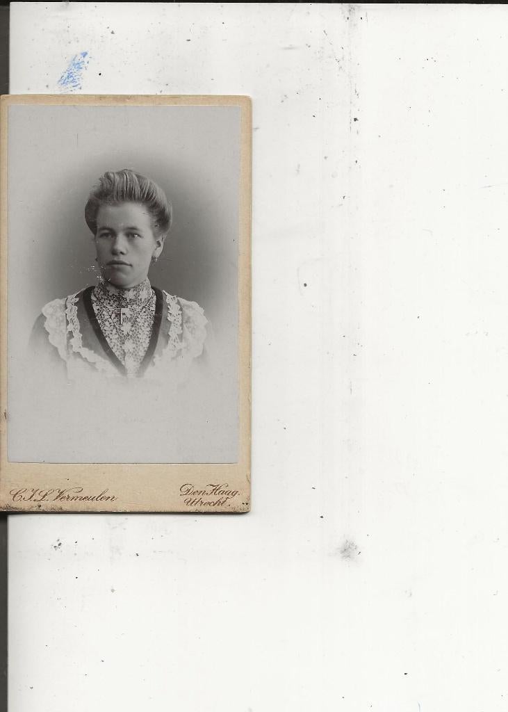 CdV Jonge vrouw met kanten kraag en oorbellen CJL Vermeulen, Ophalen of Verzenden, Voor 1920, Ongelopen, Zuid-Holland