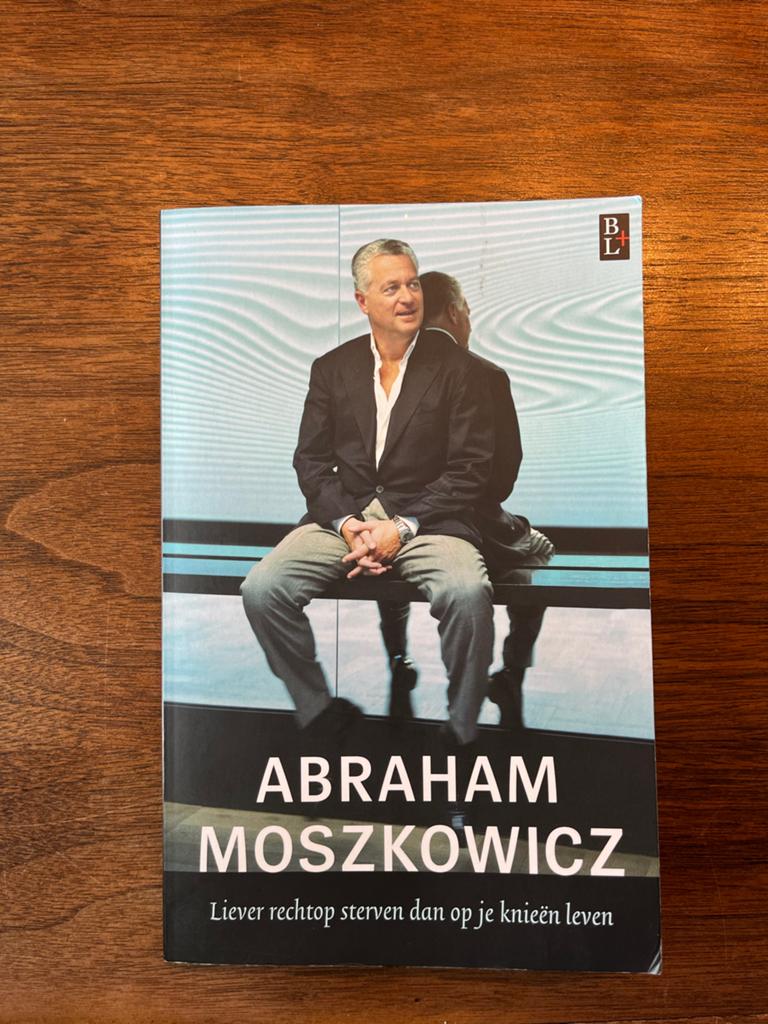 Abraham Moszkowicz - Liever rechtop sterven dan op je knieën, Boeken, Ophalen of Verzenden, Zo goed als nieuw, Overige
