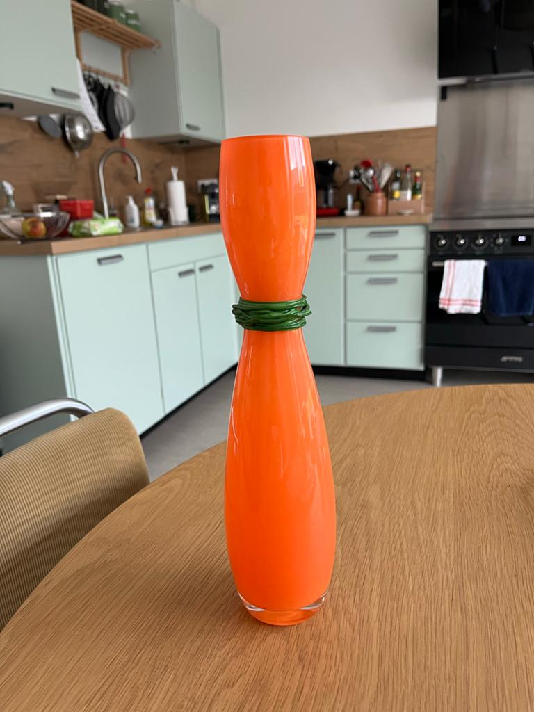 Oranje glazen zandlopervaas met groene details - Rony Plesl, Huis en Inrichting, Woonaccessoires | Vazen, Ophalen of Verzenden