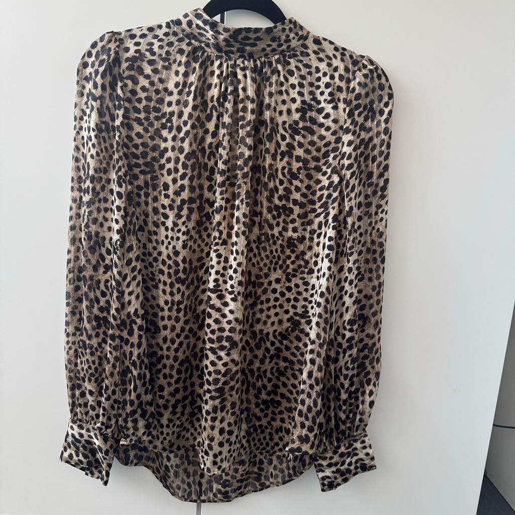 Stijlvolle Luipaardprint Blouse met Hoge Hals, Ophalen of Verzenden, Zo goed als nieuw, Maat 38/40 (M), Beige