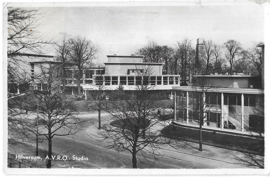 AK Hilversum - A.V.R.O. Studio, Verzenden, 1940 tot 1960, Gelopen, Noord-Holland