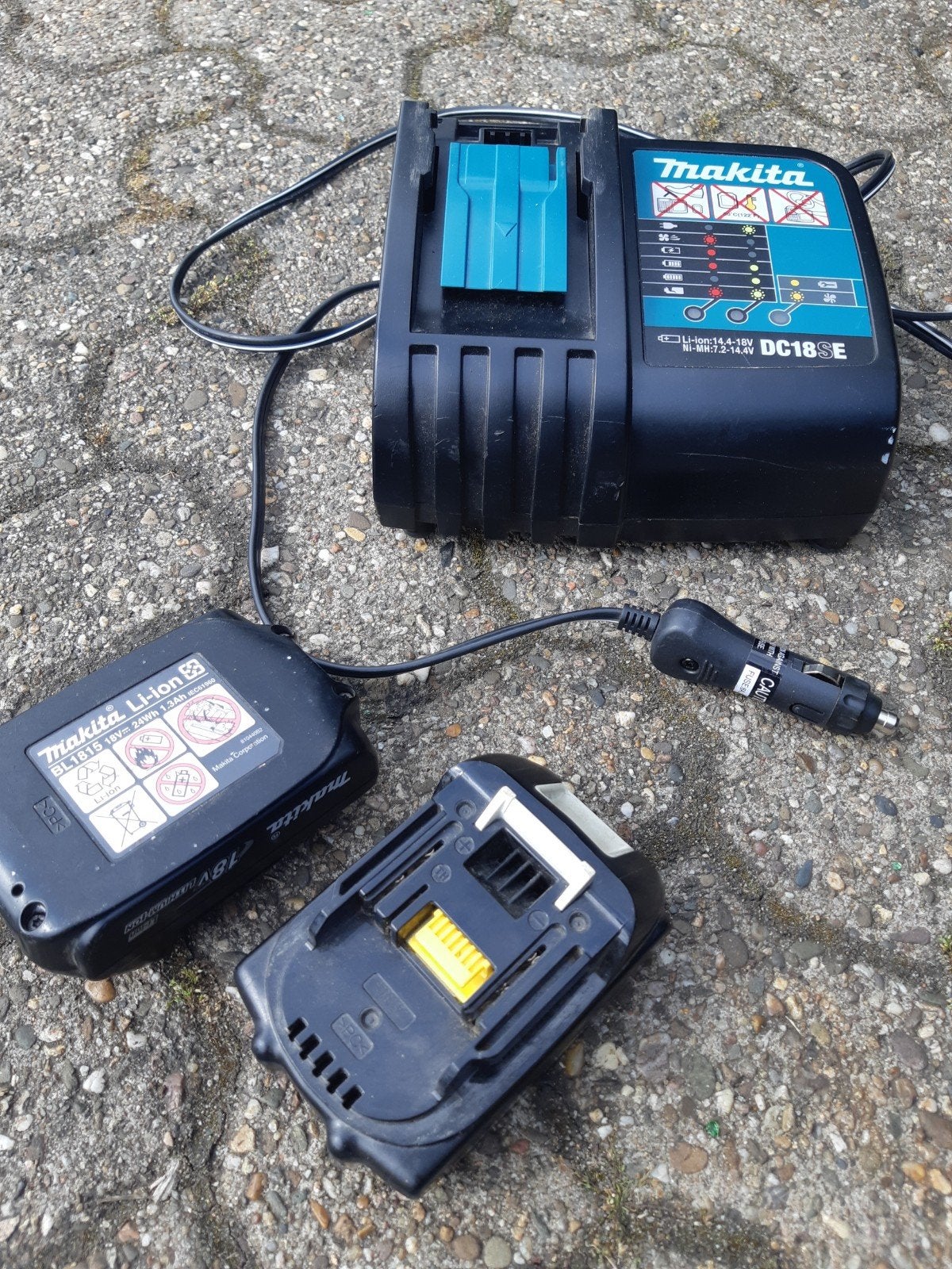 MAKITA oplader voor auto of vrachtwagen+2 accu's origineel, Doe-het-zelf en Verbouw, Gereedschap | Machine-onderdelen en Toebehoren