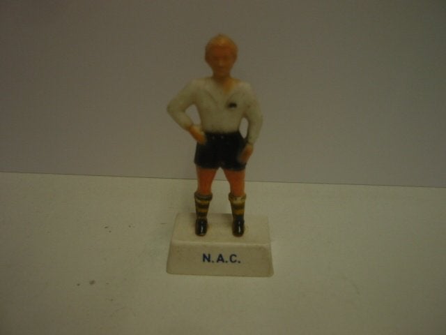 voetbalpoppetje N.A.C. uit Breda jaren 60, Maat XS of kleiner, Ophalen of Verzenden, Gebruikt, Bal