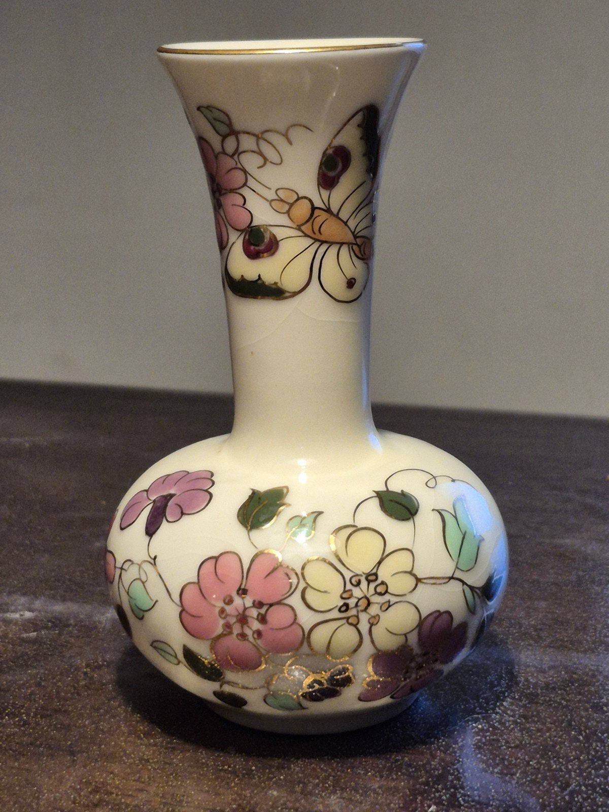 Klein Zsolnay pecs vaasje met bloemen en vlinder 11 hoog, Antiek en Kunst, Antiek | Vazen, Ophalen of Verzenden