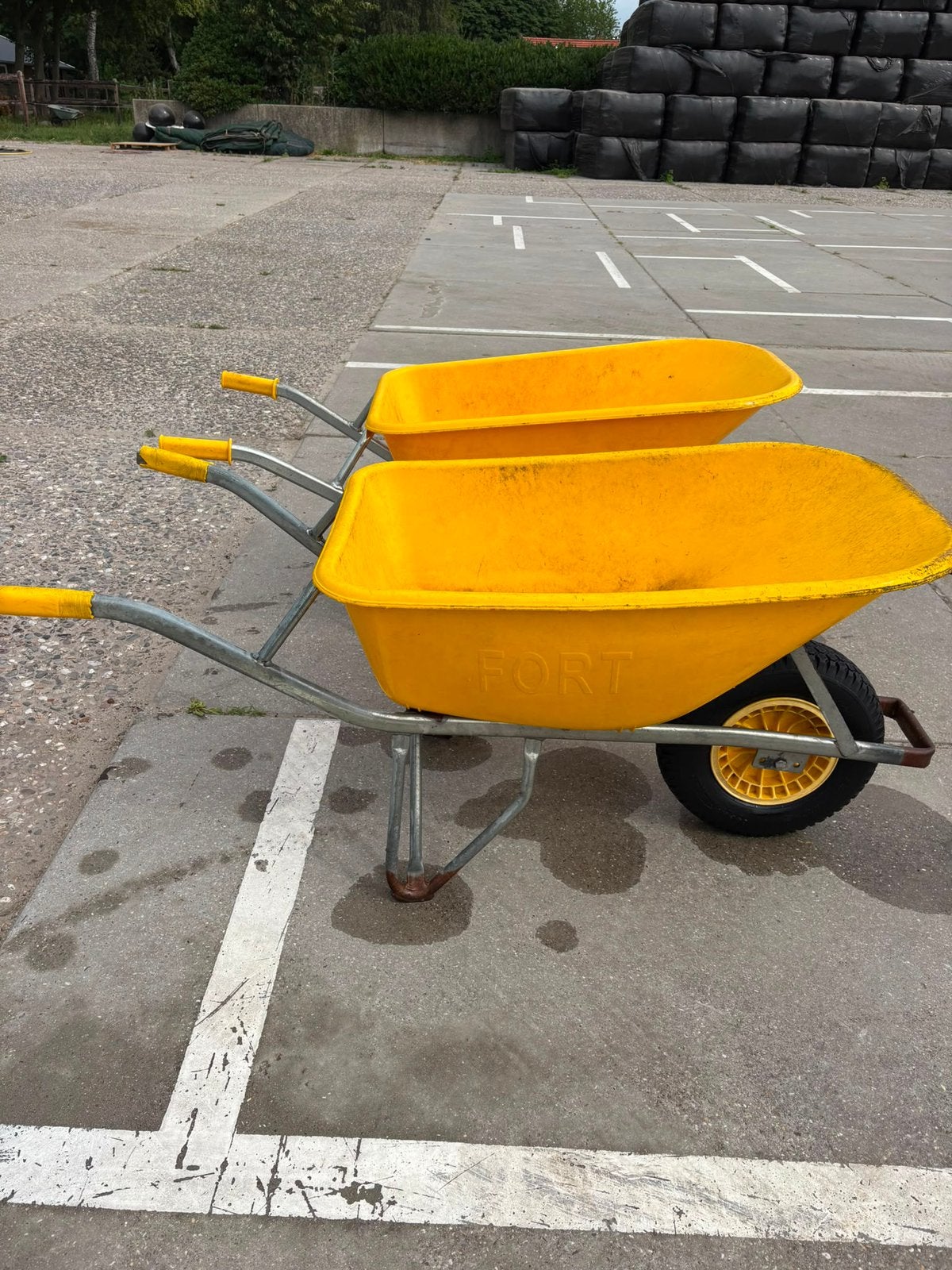 2 kruiwagens plastic, Ophalen, Gebruikt, Handmatig, Eenwielig