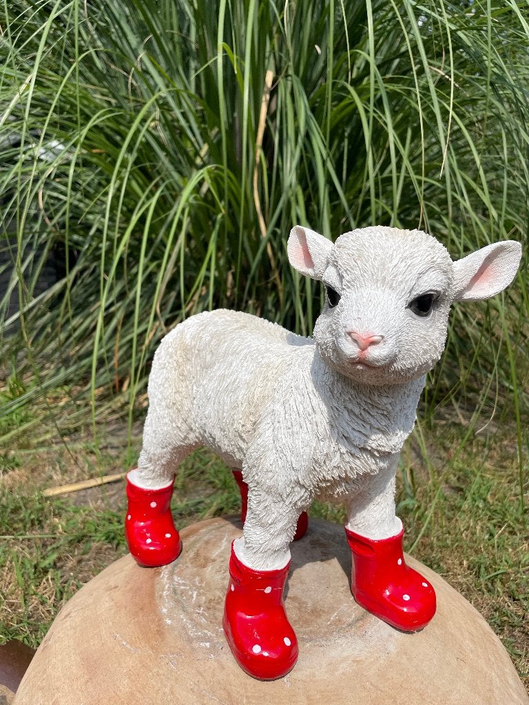 Lammetje laarsjes rood, kinderkamer, babykamer, kado 30cm, Ophalen of Verzenden, Nieuw, Kunststof, Dierenbeeld