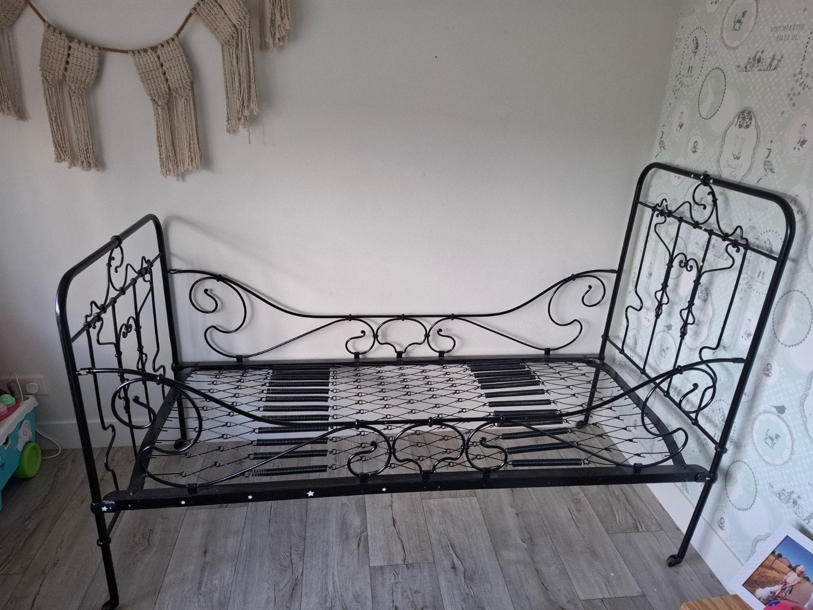 kinderbed van ijzer, Ophalen