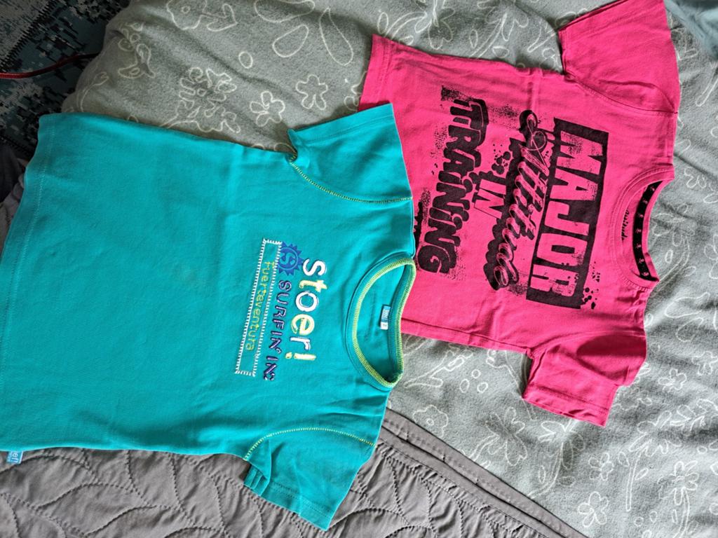 2 T-shirts maat 104: Stoer! Surfin' & Major Attitude, Ophalen of Verzenden, Gebruikt, Jongen, Shirt of Longsleeve