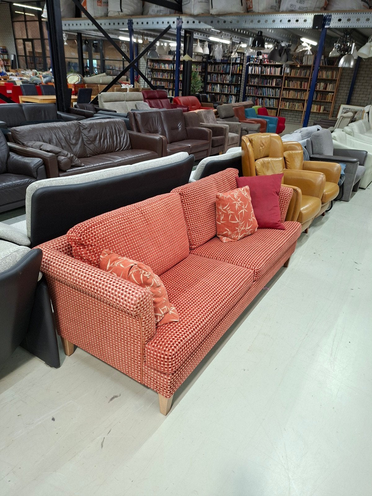 Comfortabele oranje stoffen bank - vintage, Modern, Comfortabel, Gebruikt, Onbekend, Driepersoons