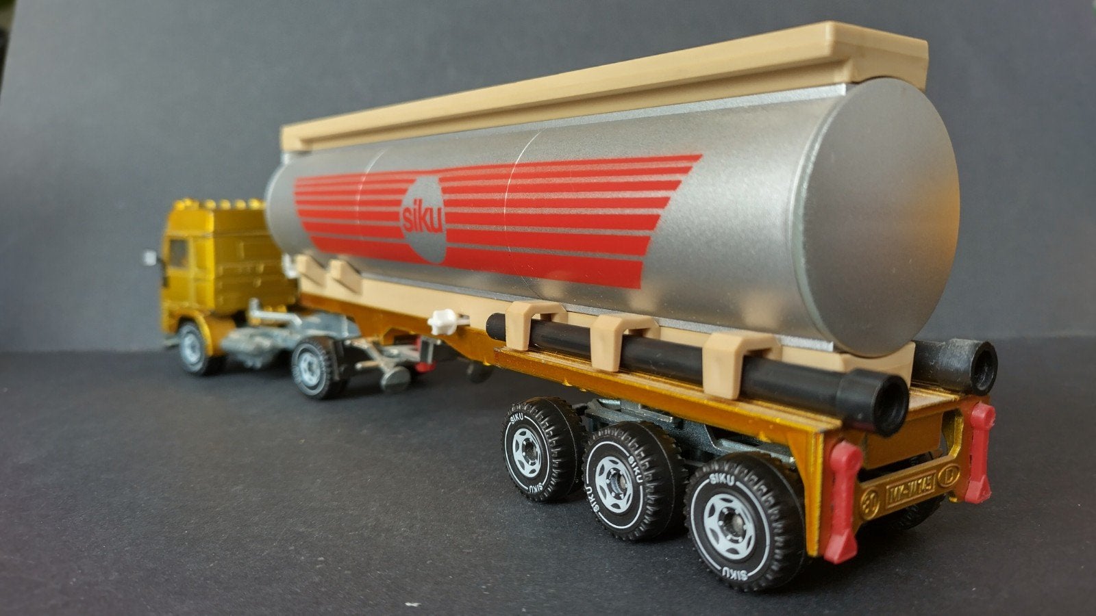 Volvo F12 Turbo Globetrotter Tanker 1:55 Siku 3416 Pol, SIKU, Verzenden, Zo goed als nieuw, Bus of Vrachtwagen
